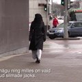 DELFI EKSPERIMENT: Tallinna kesklinnas niqabis jalutanud naisi saatsid pikad pilgud, sõim ja sülitamine