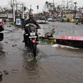 FOTOD JA VIDEO: India lõi jalust haruldaselt raju tsüklon Phailin: ligi miljon inimest evakueeriti, sadadel tuhandetel kadus elekter ja vesi
