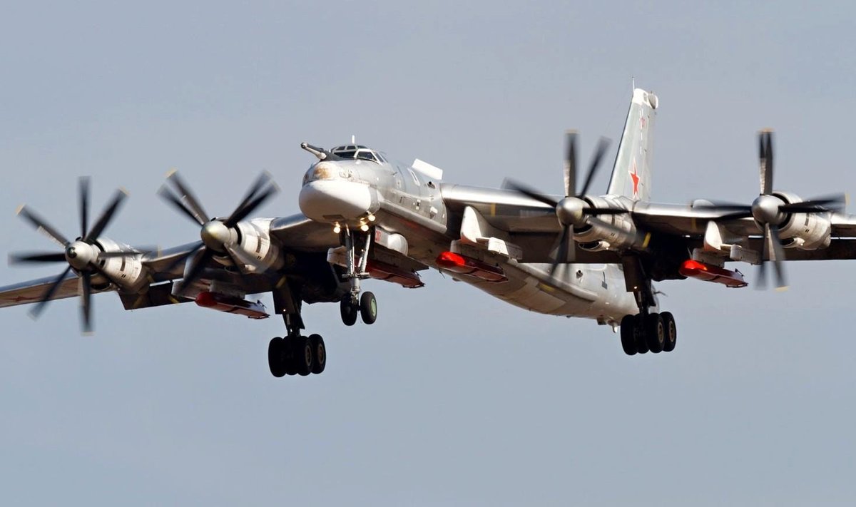 Pommitaja Tu-95 tiibrakettidega H-101