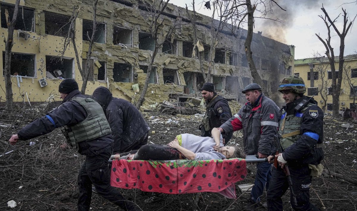 Mariupoli sünnitusmaja sai pommitabamuse möödunud kolmapäeval. AP ajakirjanike teatel surid fotol olev naine ning tema veel sündimata laps saadud vigastustesse.