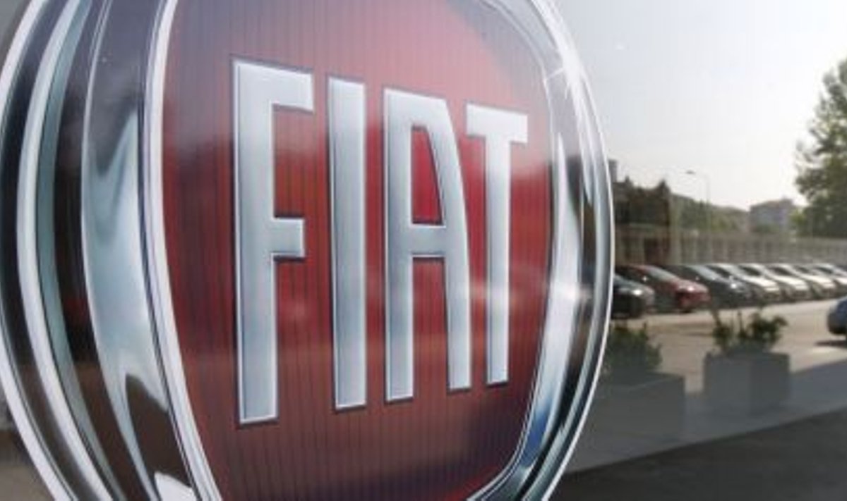 Fiati logo ilutsemas Milano autopoe vitriinil, foto Luca Bruno, Scanpix