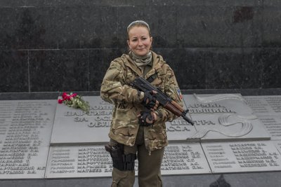 На фото: женщина, воюющая на стороне пророссийских ополченцев, в Донецке.
