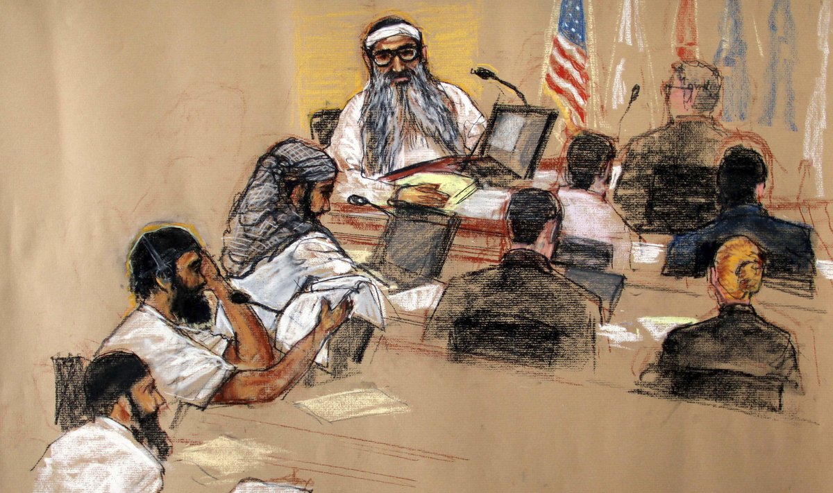 NAGU 83AASTANE MEHIKE: Kohtujoonis-tus 2009. aastast. Khalid Sheikh Mohammed (üleval vasakul) ja kaassüüdis-tatavad USA sõjakurite-gude kohtus.