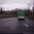 VIDEO: Liinibuss hõivab sõiduks lausa kaks sõidurida!