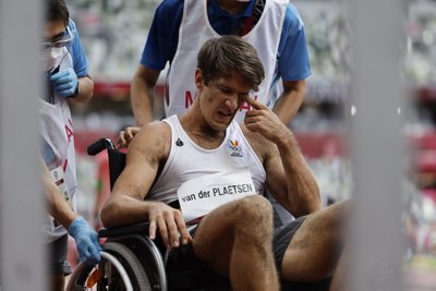 Thomas Van der Plaetsen lahkus staadionilt ratastoolis.
