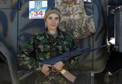 На фото: женщина, воюющая на стороне украинской армии, в городе Горловка Донецкой области.