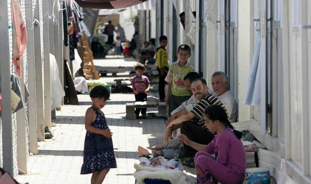 Süüria põgenikud ootavad oma saatust Türgi piirilinnas Gaziantepis üles löödud ajutiste elamiste ees.