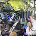 VIDEO: Imekombel ei saanud keegi viga, kui kaubik bussile sisse põrutas