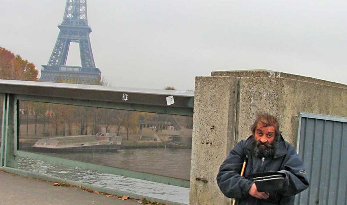 Pariisi hiilgus ja viletsus: pilvedesse ulatuv Eiffeli torn esiplaanil küürutava armetu kerjusega. (Foto: Peep Pillak)