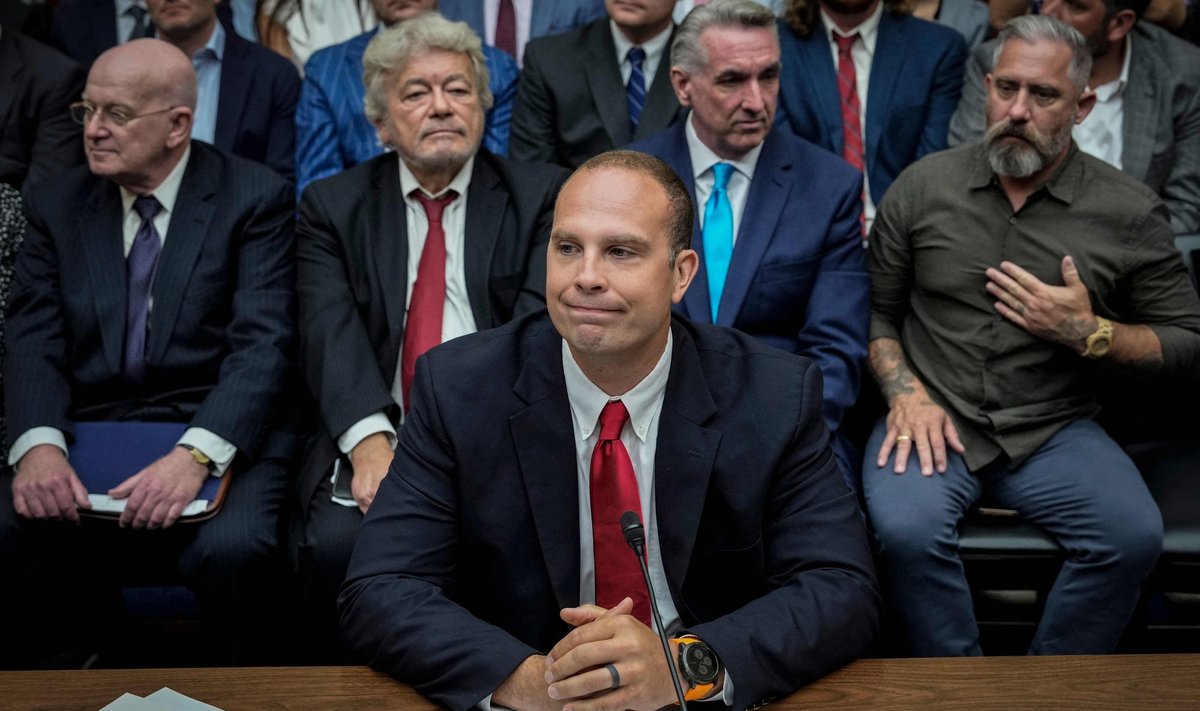 SAI KIIRELT KUULSAKS: Endine USA kaitseministeeriumi töötaja David Grusch rääkis USA kongressile projektidest, mida valitsus on palunud korraldada tundmatute lendavate objektide uurimiseks. Siseriiklik valitsuse töö läbipaistvuse ja riikliku julgeoleku küsimus (miks ja milliseid tulemusi avalikkuse eest varjatuna hoitakse) sai kiirelt külge ka UFO-vandenõude märgi.