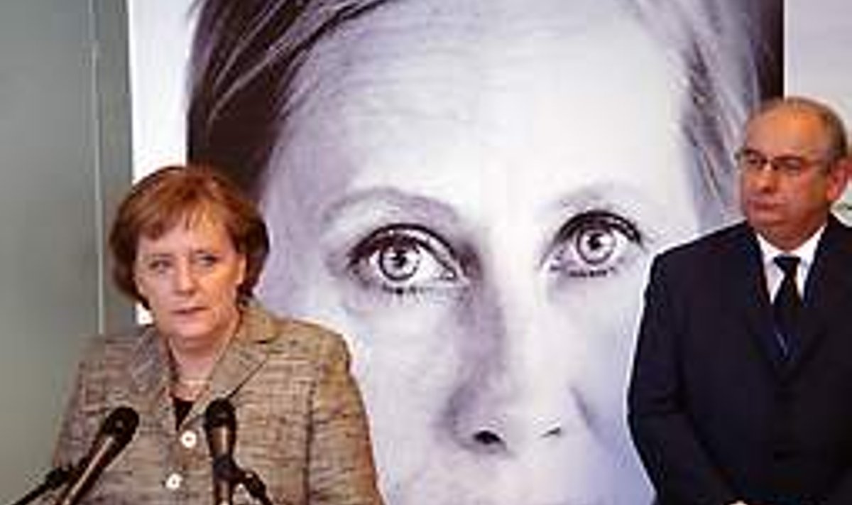 Kati Outineni silmad: Angela Merkel ja regioonide komitee president Michel Delebarre Bettina Flitneri näitusel. TÕNU KARU
