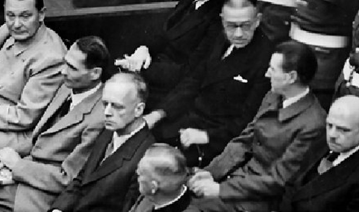 Aili Helmi ni­me all ilmunud romaanid nõua­vad oma tegelaste suu kaudu, et Nõukogude võimu üle kohut mõistetaks. Selliste õigusemõistmiste eeskuju on loonud Nürn­bergi protsess (1945–1946) (pildil kohtualused natsid). 