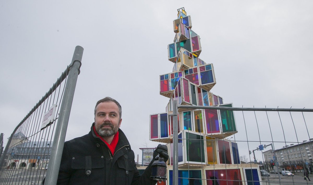 Rakvere linnakunstnik Teet Suur on jõuluks loonud taas uue taiese. Pühapäeval kell 17 süttivad sellel ka tuled.
