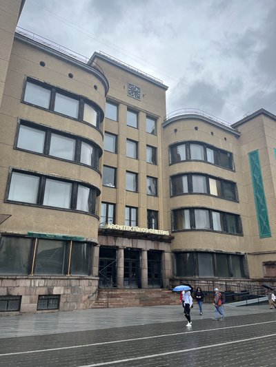 Kaunase endine peapostkontor on üks olulisemaid funktsionaalset tüüpi ehitisi, mis sõdadevahelises Leedus ehitatud.
