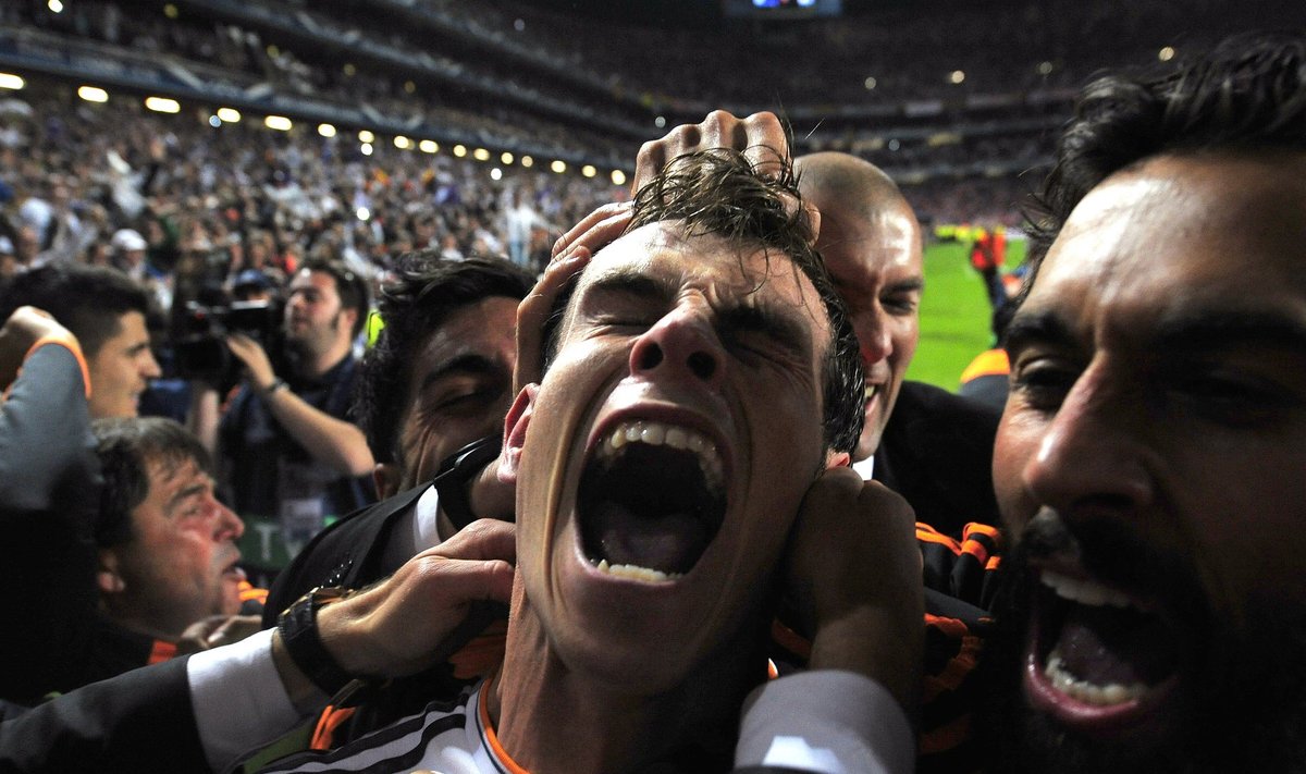 2014: Gareth Bale pärast finaalivõitu meeskonnaliikmete ja fännide piiramisrõngas. 
