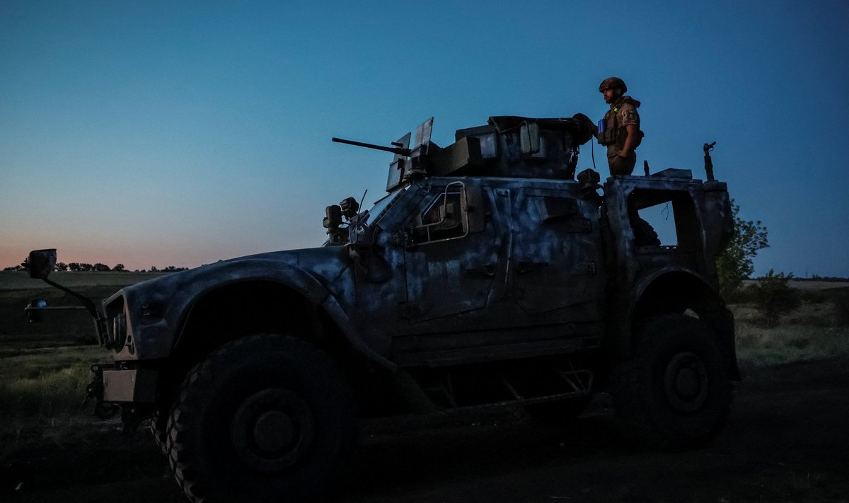 VALMIS SÕDIMA: Ukraina sõdurid teevad Donetski oblastis treeningharjutusi.