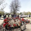 ФОТО | В Нарве продолжают возлагать цветы. Несут их и к месту, где раньше стоял памятник-танк