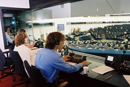 Euroopa Parlamendi saalis tõlgitakse kõned 23 keelde – kõneleja võib valida ükskõik millise neist. Professionaalsed tõlgid soovitavadki häbita oma emakeeles kõneleda.