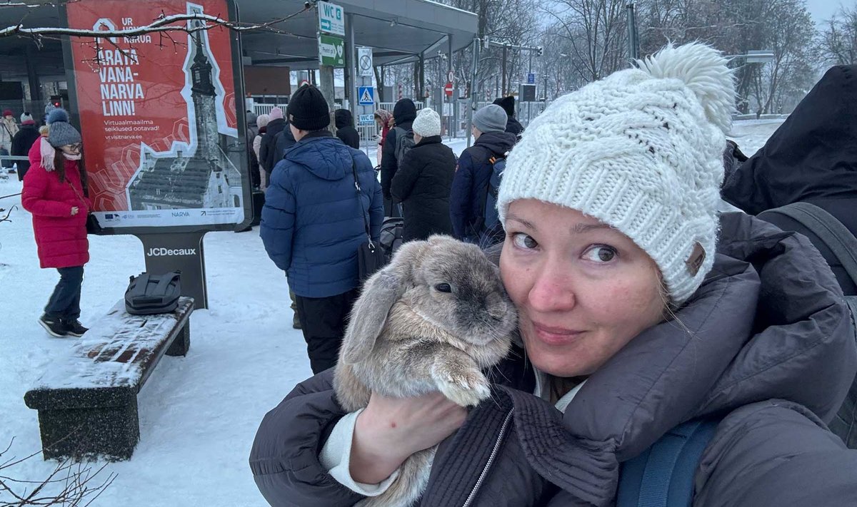 Ева и Кекс в очереди перед погранпунктом в Нарве