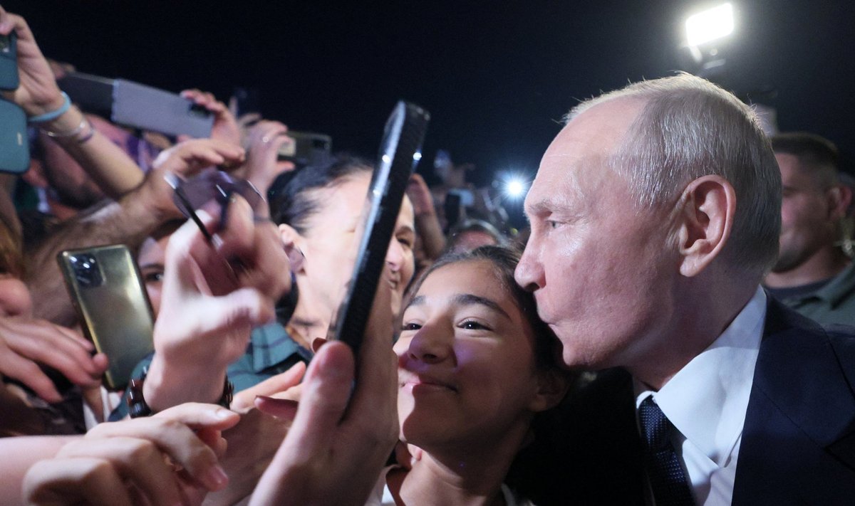 PRESIDENDI POPULAARSUS PÜSIB: Vladimir Putin nautis juuni lõpus Dagestanis Derbentis fännide tähelepanu. Oktoobri lõpus ehmatas teda raevunud dagestanlaste jõuk, mis soovis juute lintšida. Just eri rahvuste ja usutunnistuste vahelisi konflikte kardab Putini administratsioon presidendivalimiste eel kõige rohkem.  