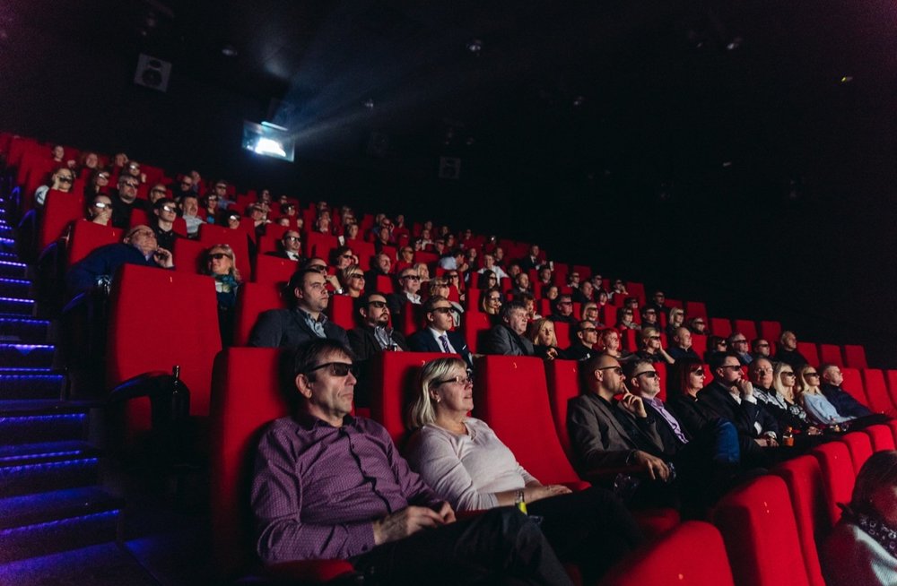 Реклама в кинотеатре форум. Кинотеатр форум. Кинозал бизнес. Красные кресла для кинозала.