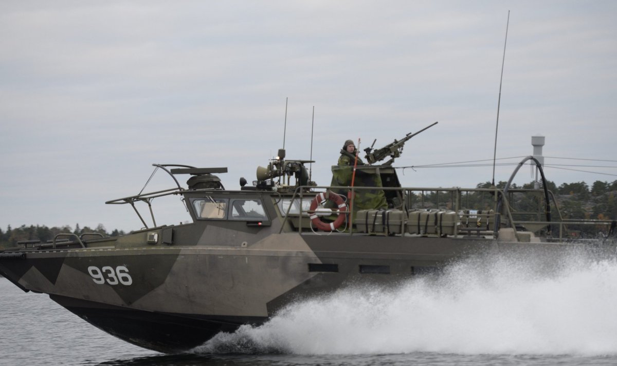 Sweden hunts suspected foreign submarine off Stockholm coast.