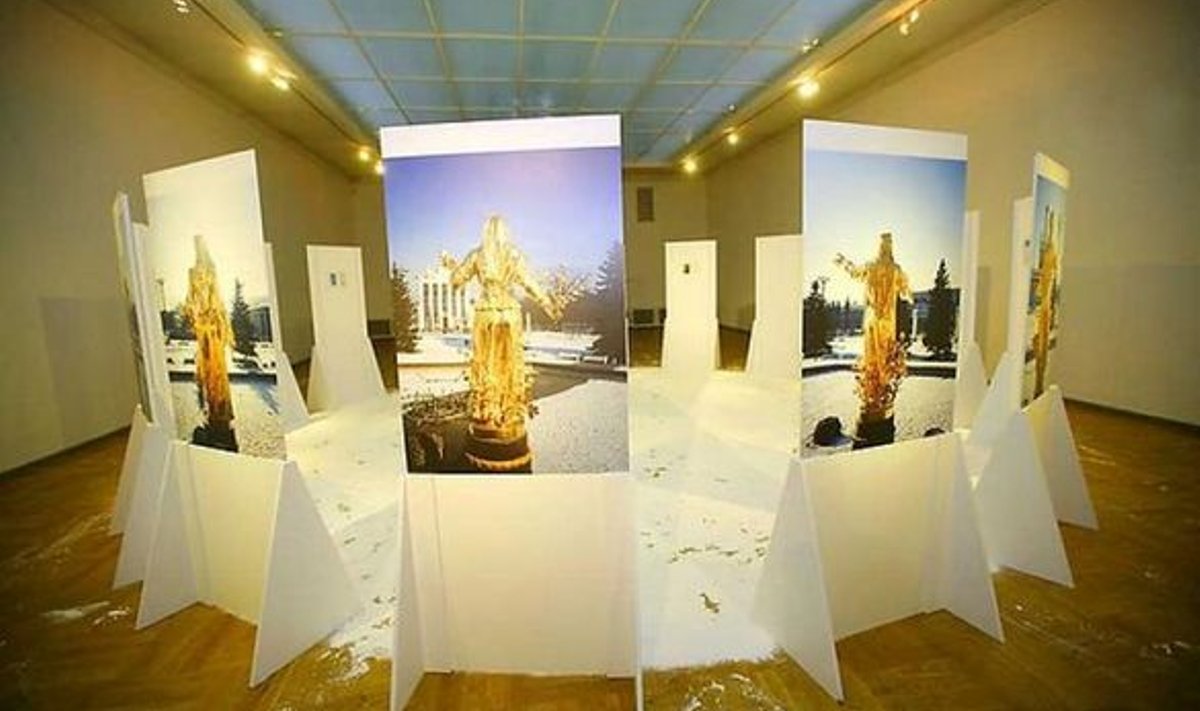 Iroonia Moskva Rahvamajandussaavutuste Näituse aadressil: Andrei Monastõrski “Purskkaev”, 2007. 