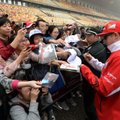 VIDEO: Räikkönen sattus oma tüdruksõbraga Shanghais hiinlannade piiramisrõngasse