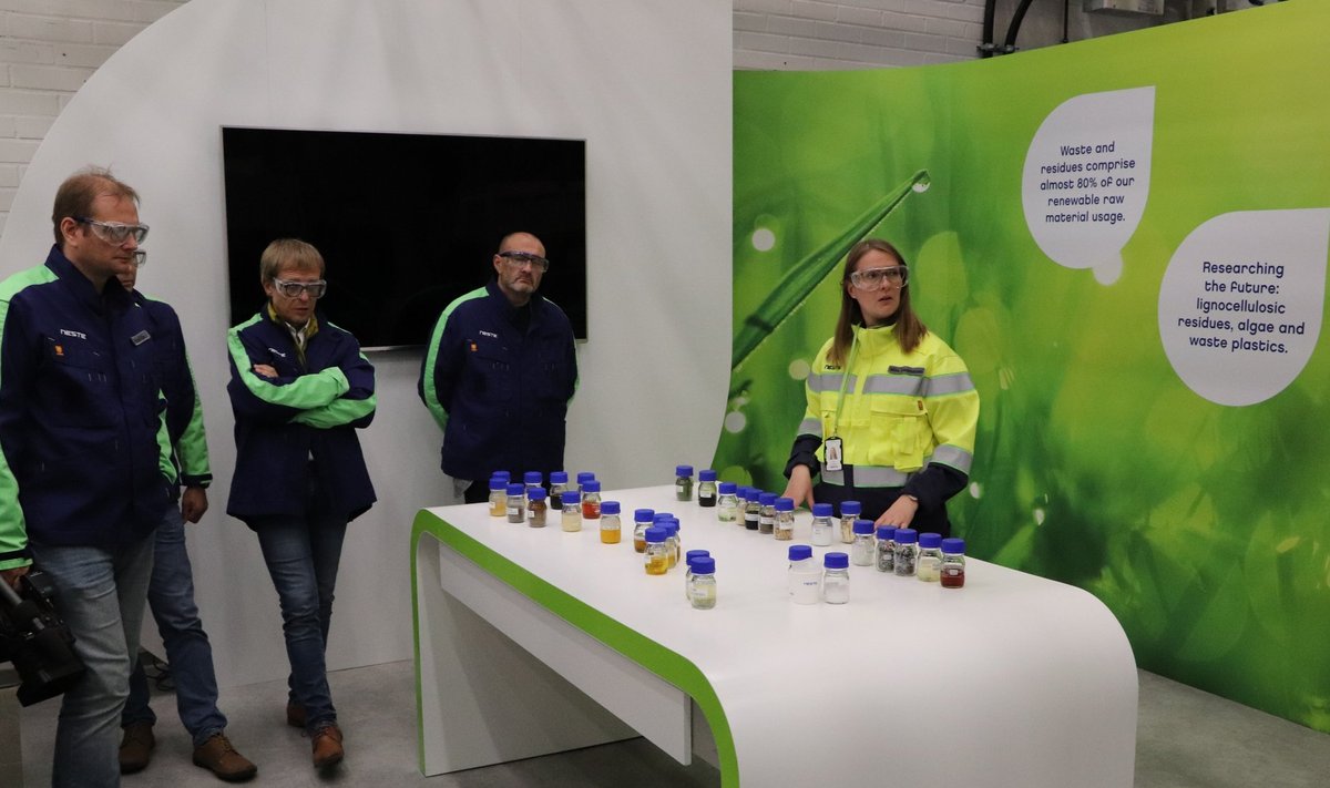 Neste arendusjuht Miia Laamanen tutvustas ajakirjanikele firma Porvoos asuva rafineerimistehase toormaterjalide laboris kütusetootmise uusi suundi.