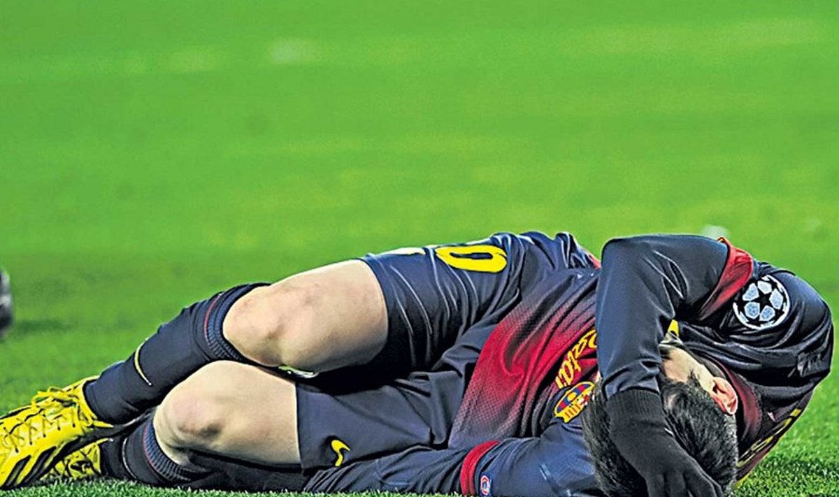 Lionel Messi jäi valus ja mures murule väänlema.