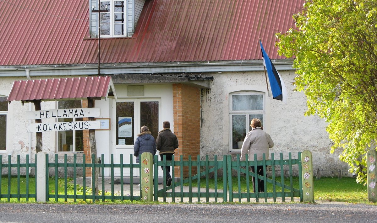 Valijad Hellamaa külakeskuses asuvasse valimisjaoskonda tõttamas.