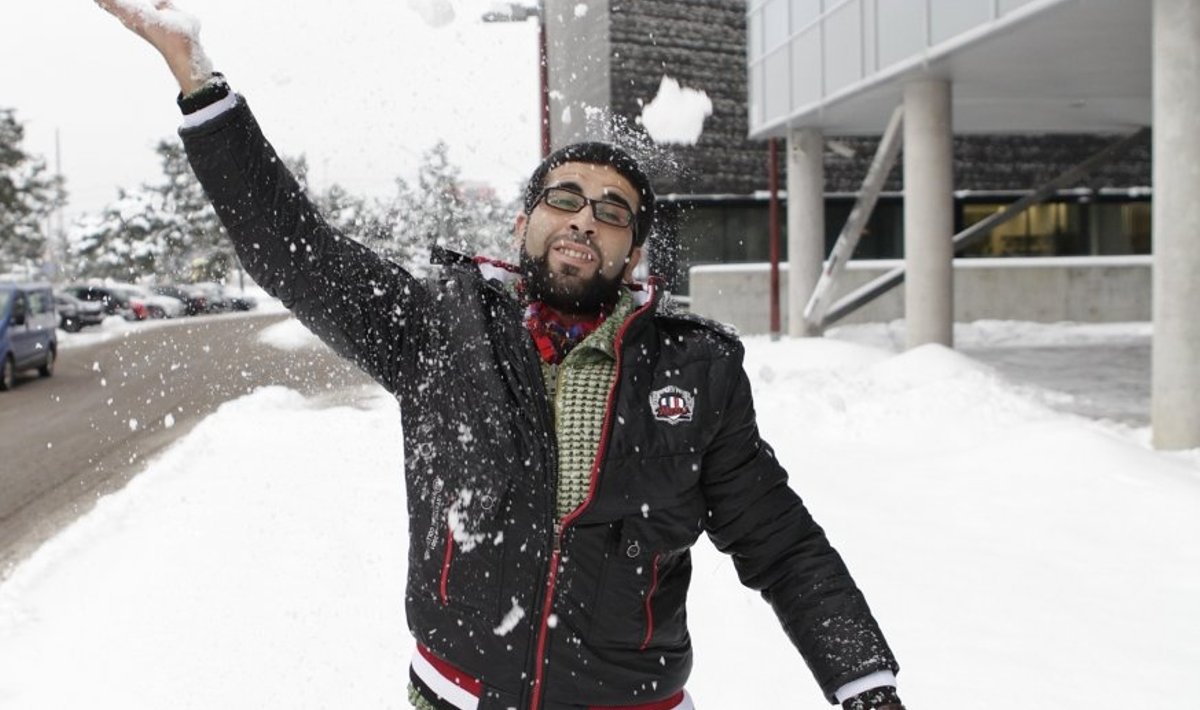 Palestiina tudeng Mohammed Abulamddi on bürokraatia läbinud ja õpib külmas Tallinnas küberkaitset. Lumega on ta juba sõbraks saanud.
