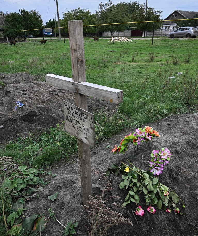 Värsked hauad hiljuti vabastatud Võssokopillja alevis Hersoni oblastis. 27. september 2022