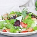РЕЦЕПТ | Полезный салат с куриными колбасками, идеальный для жаркой погоды