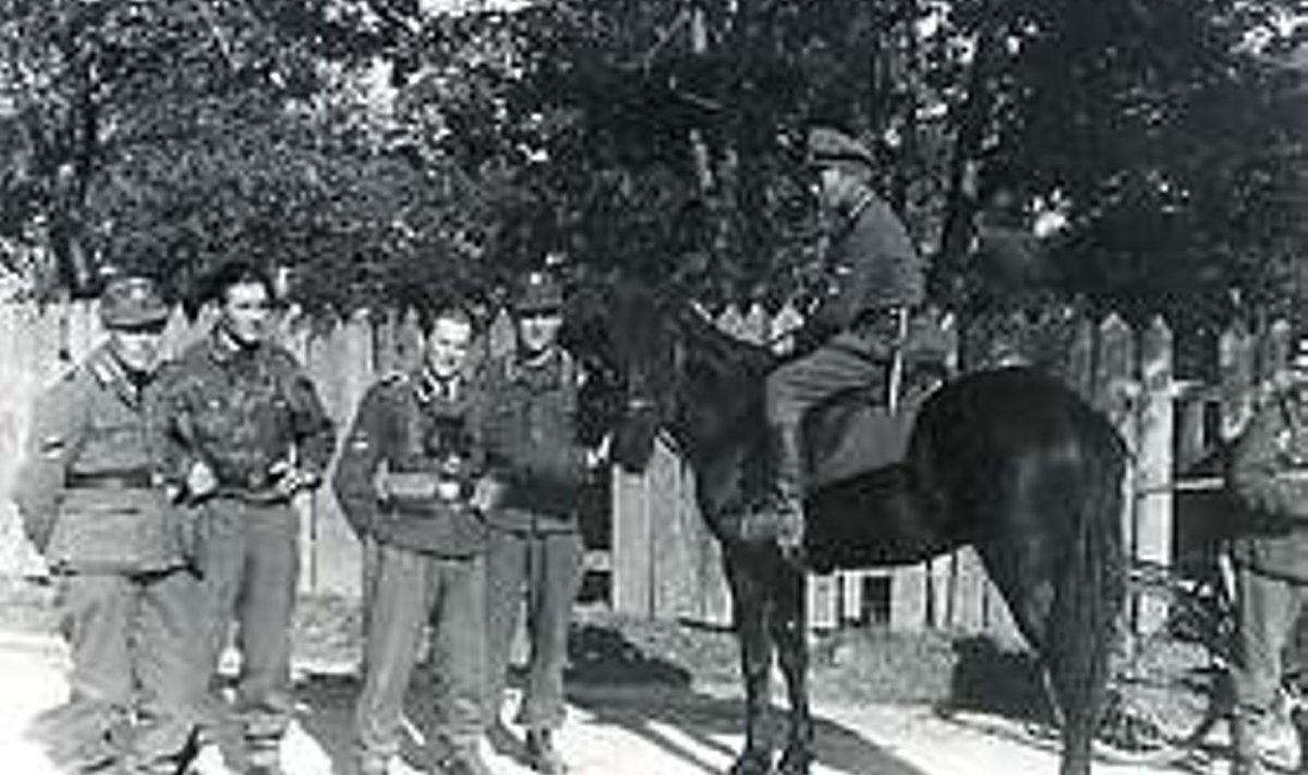 KAITSJAD: Otto Tiefi valitsuse eestlastest kaitsemeeskond Nissis 23. septembril 1944. REPRO