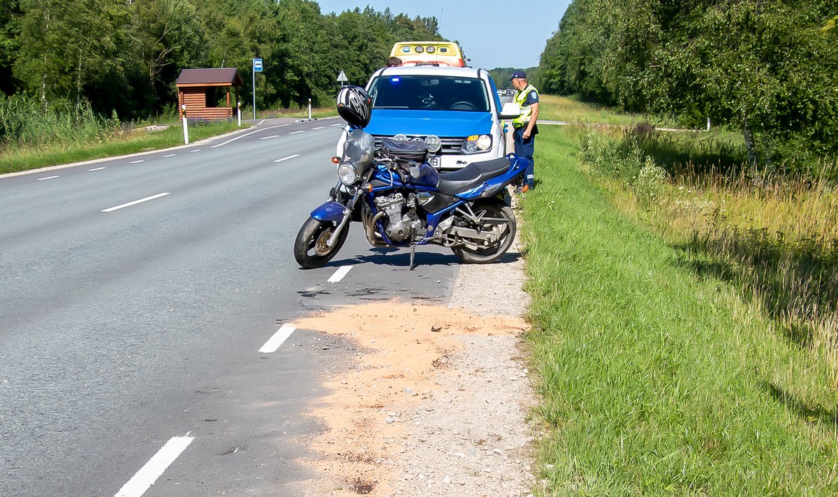 Pühapäeval kella nelja ajal päeval toimus Saaremaal, Reo külas Risti-Virtsu-Kuivastu –Kuressaare maantee 131 kilomeetril liiklusõnnetus, kus mootorrattaga möödasõidul olnud juht pidurdas järsult, kaotas kontrolli oma ratta üle ja kukkus rattaga