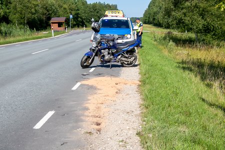 Pühapäeval kella nelja ajal päeval toimus Saaremaal, Reo külas Risti-Virtsu-Kuivastu –Kuressaare maantee 131 kilomeetril liiklusõnnetus, kus mootorrattaga möödasõidul olnud juht pidurdas järsult, kaotas kontrolli oma ratta üle ja kukkus rattaga