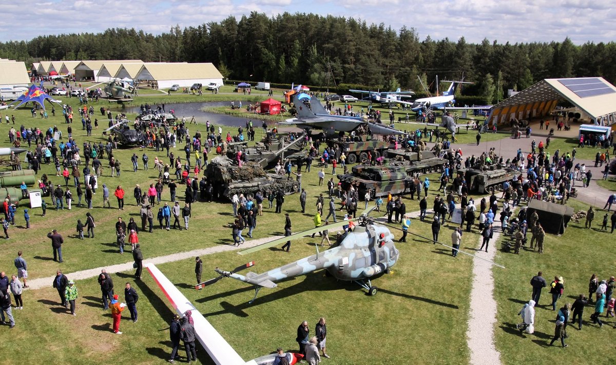 Tartu lähistel lennundusmuuseumis läinud nädalavahetusel peetud traditsioonilised Eesti Lennunduspäevad tõid vigurlende ja militaartehnikat uudistama üle 15 000 inimese.