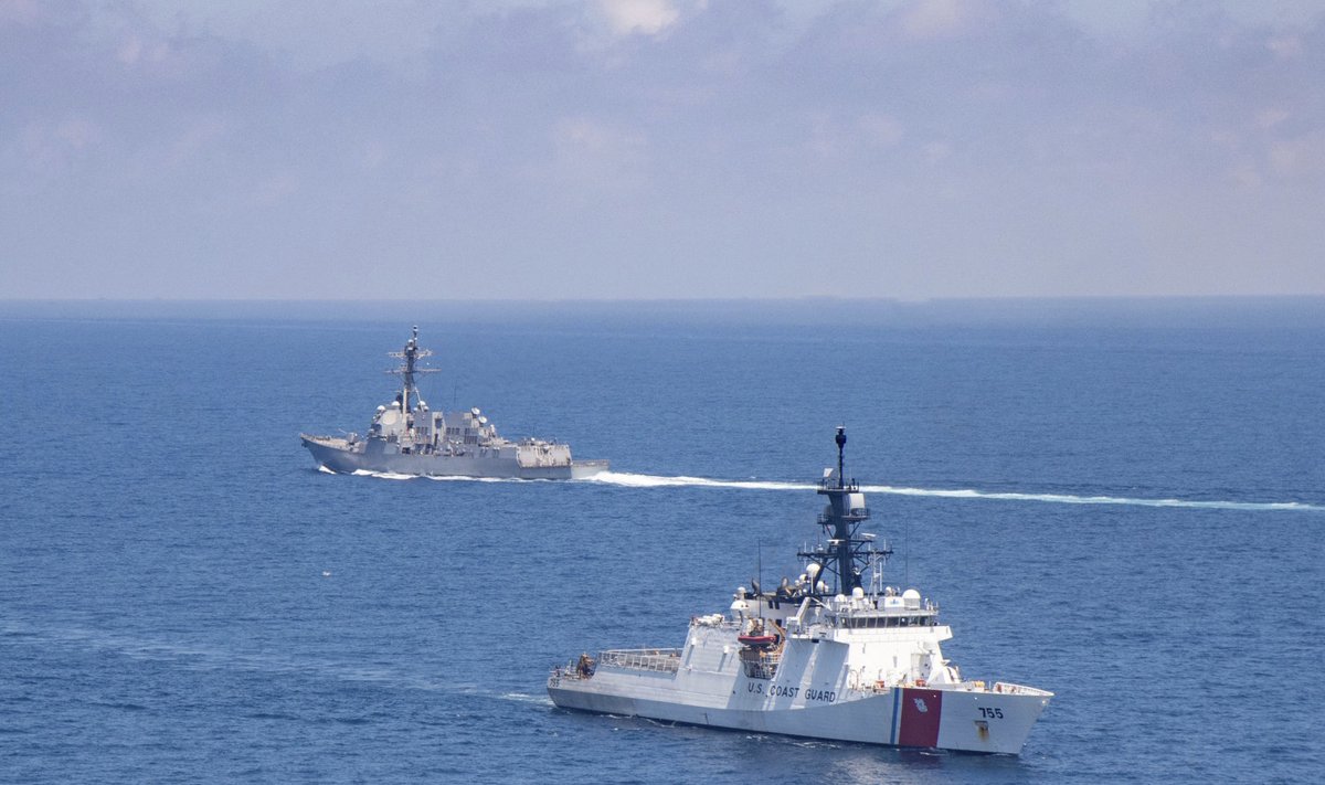 USA sõjalaev läbimas Taiwani väina.