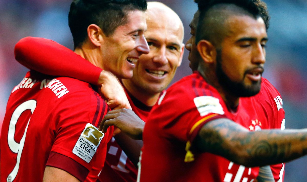 Bayerni mängijad värava üle rõõmustamas