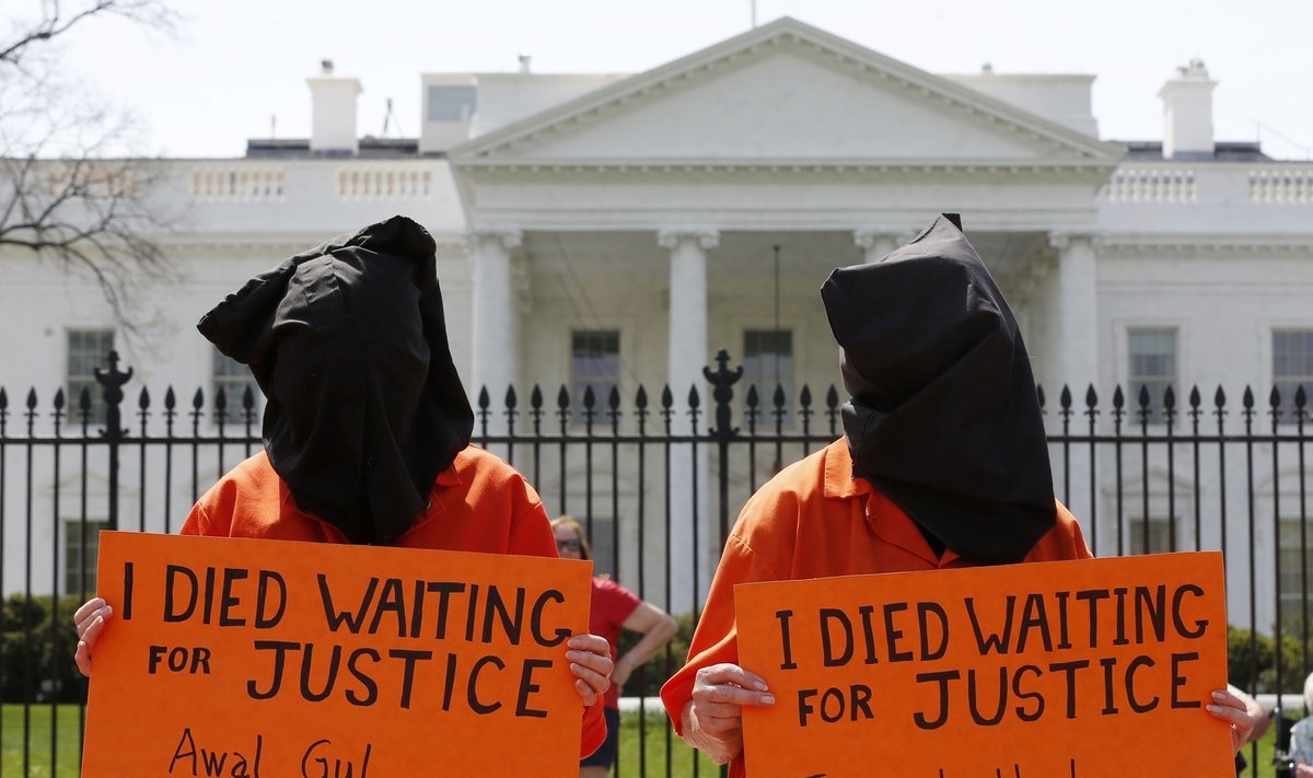 Protestijad Valge Maja ees plakatitega, millel on kirjas Guantánamo vangilaagris õigusemõistmist oodates surnud ja võib-olla ka piinatud vangide nimed.