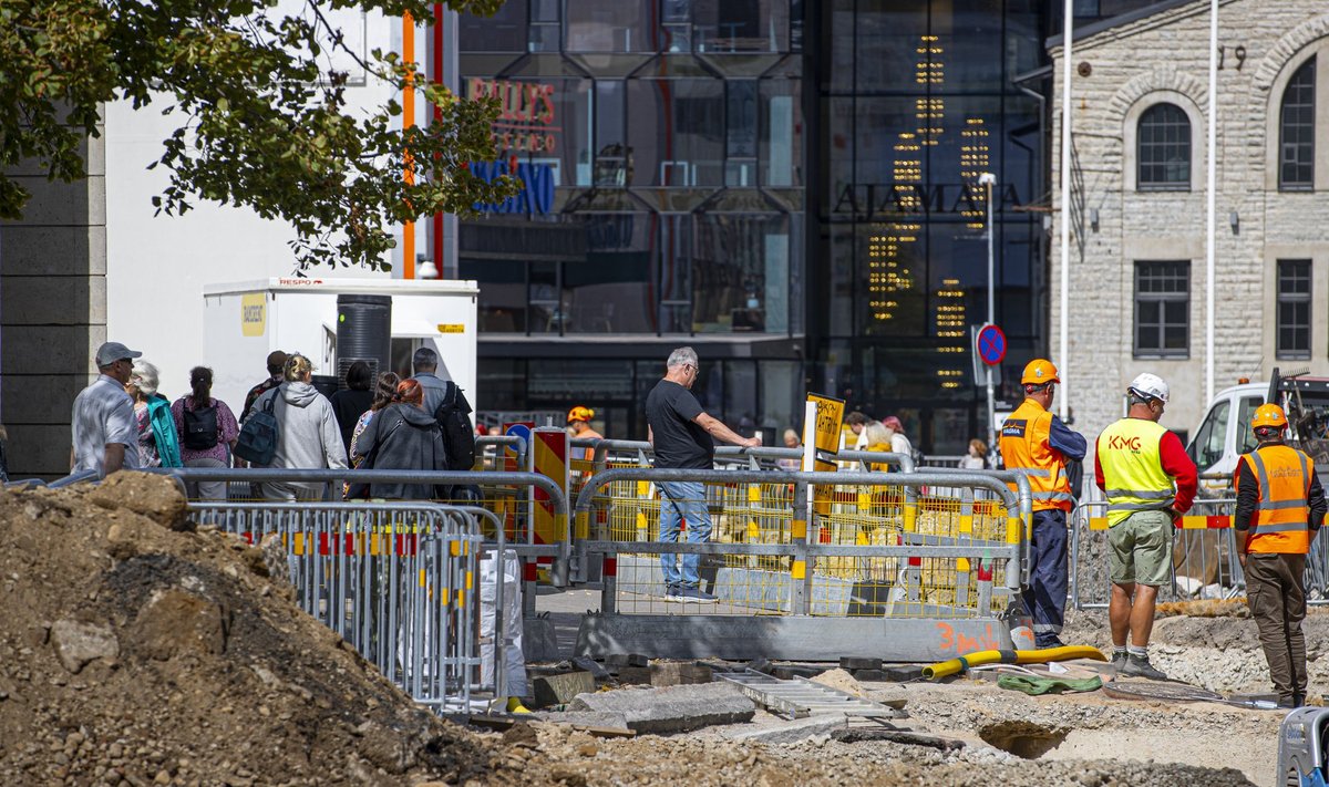 Tee-ehitus Tallinna kesklinnas kesksuvel. Foto on illustreeriv.