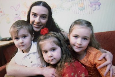 Irina Haak 2007. aastal oma kolme lapse Raul-Alari, Greta ja Kätliniga