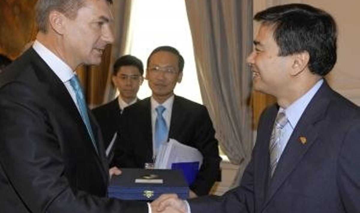 Andrus Ansip ja Tai peaminister Abhisit Vejjajiva, Foto: Eutrio.be