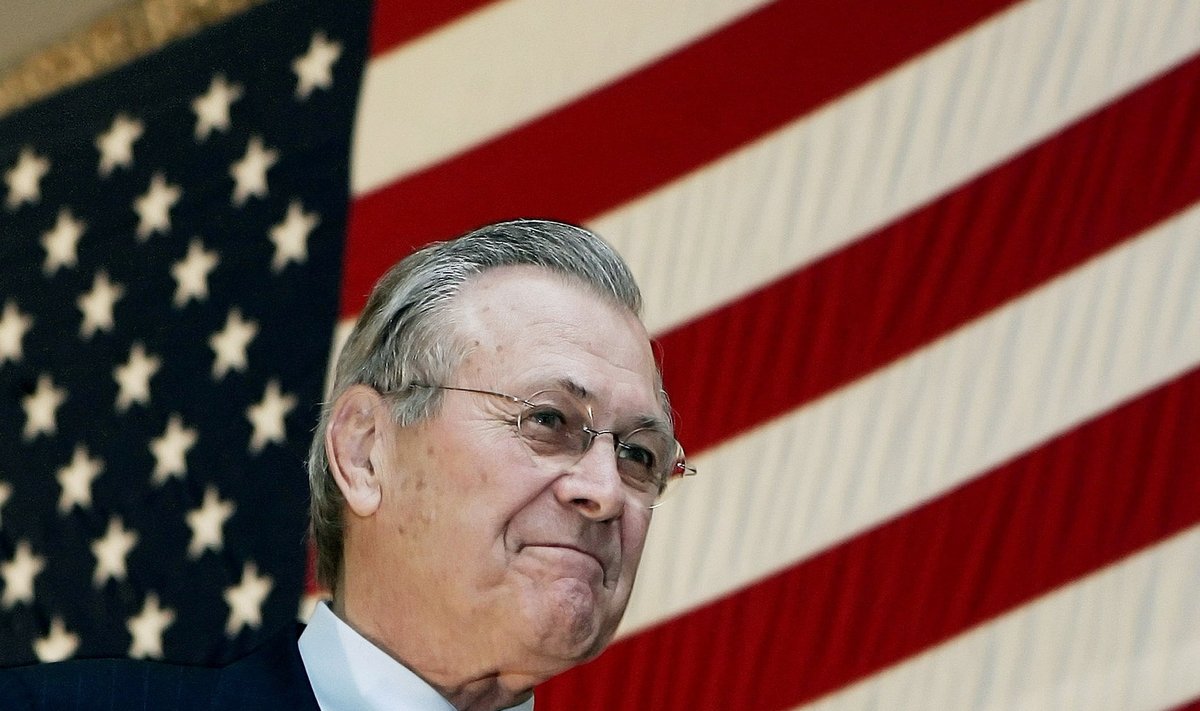 Donald Rumsfeld 2005. aastal Afganistanis
