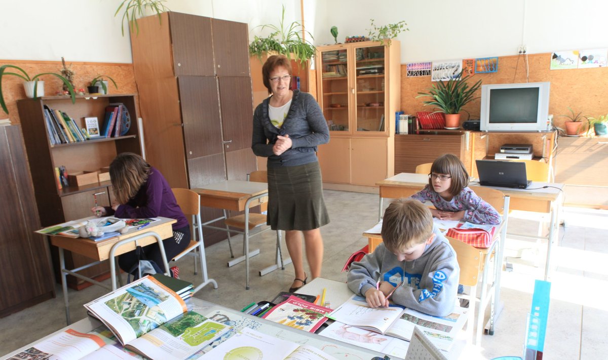 Läänemaal Lihula vallas asuv Kasari kool on sunnitud uuest õppeaastast oma uksed sulgema. Õpilasi on seal praegu ainult üheksa, kõige suuremas klassis käib kolm last.