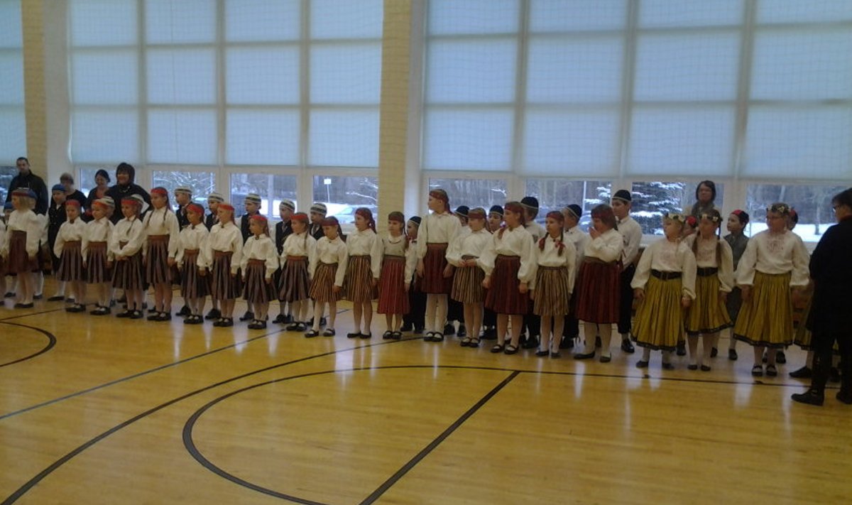 Lasterühmad esinesid esimesel tantsupeoeelsel ülevaatusel kolme tantsuga. Foto: Angela Saksing
