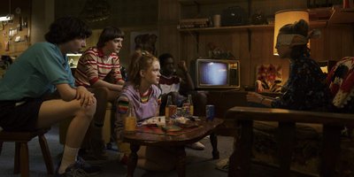 Sarjas „Stranger Things” kasutavad USA fiktiivse väikelinna lapsed oma üleloomulikke võimeid pahalastele jälile saamiseks ja nende takistamiseks.