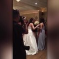 VIDEO: Pisarakiskuja! Pruut aitab pulmas oma õele abieluettepanekut korraldada