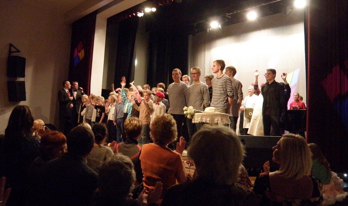 Kontserdi “Laval ainult mehed” lõpuhetked, kui publik tänas esinejaid püsti seistes. Foto: Tõnu Mesila